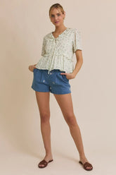 FLORAL EMBROIDERED PLEATED DENIM SHORTS